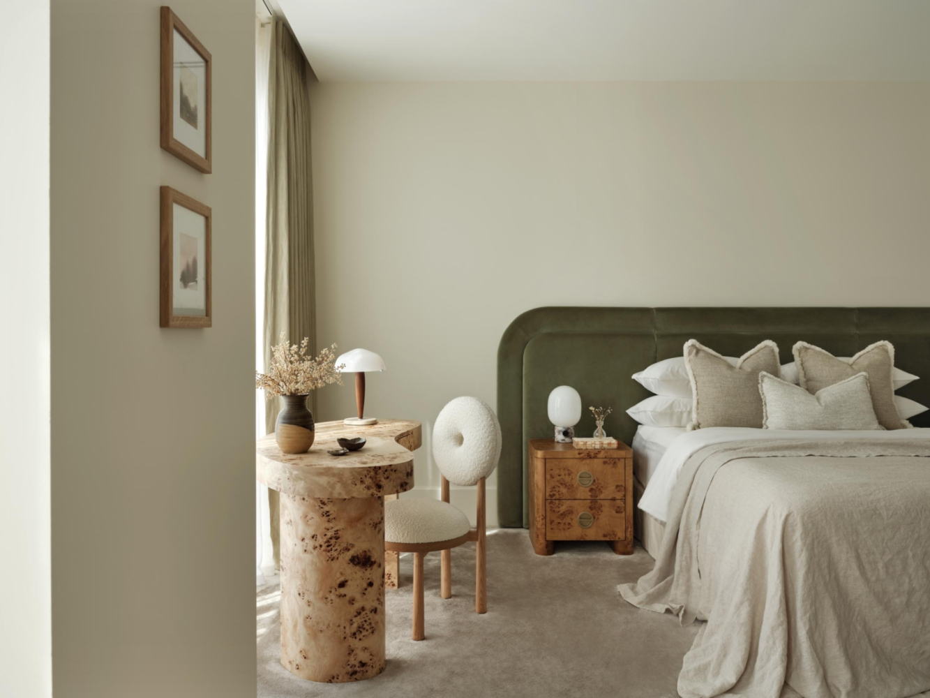 1508 London bedroom project with a bed in green tones and a chair with a boucle fabric. With a desk in marmol.