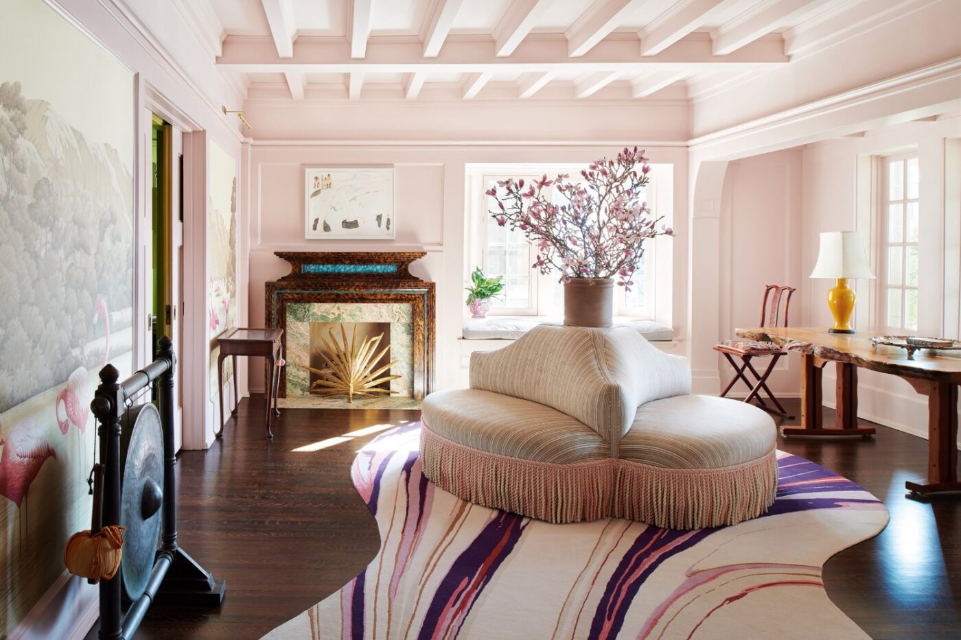 Project by Collette van den Thillart with pink and purple tones. With a sofa in the middle with different tones.