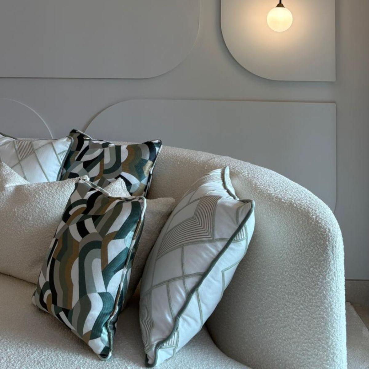 Maite de la Rosa project with Chloe Sofa (1) Close-up of a white sofa in boucle with decorative pillows. Project by Maite de la Rosa