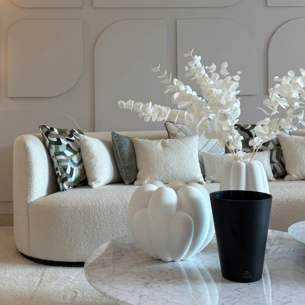 Maite de la Rosa project with Chloe Sofa White living room with white sofa in boucle. Project with a coffee table in stone and decative vases. Project by Maite de la Rosa.
