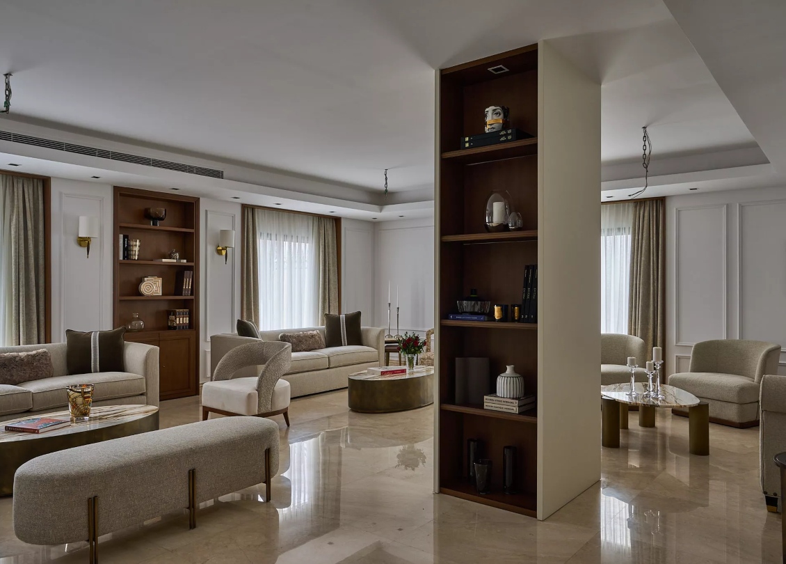 Modassic modern villa project in Saudi Arabia. It has neutral tones and moderna and classic furniture. The furniture is all in neutral light tones with sofas, armchairs and a bench.