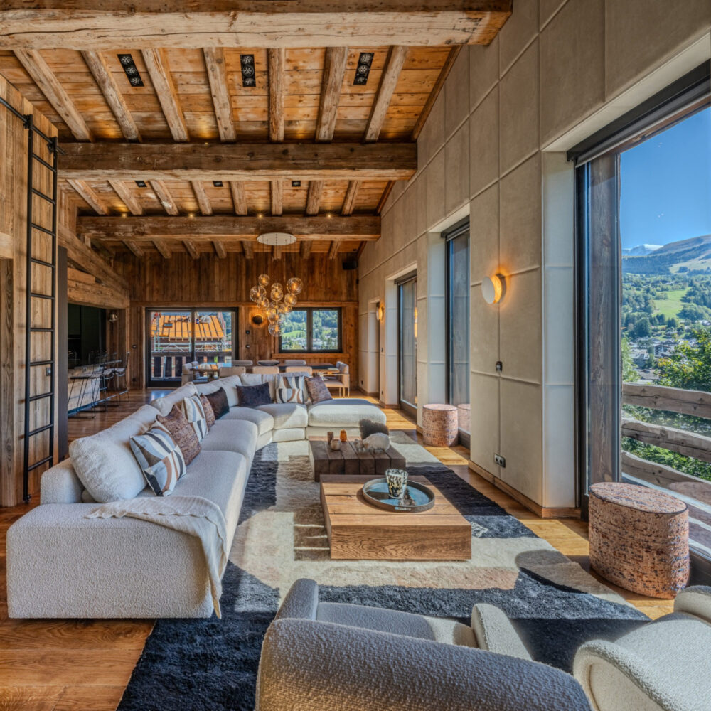 A spacious living room with a large modular sofa, enhancing the room's comfort and warmth. By Aloona Design.