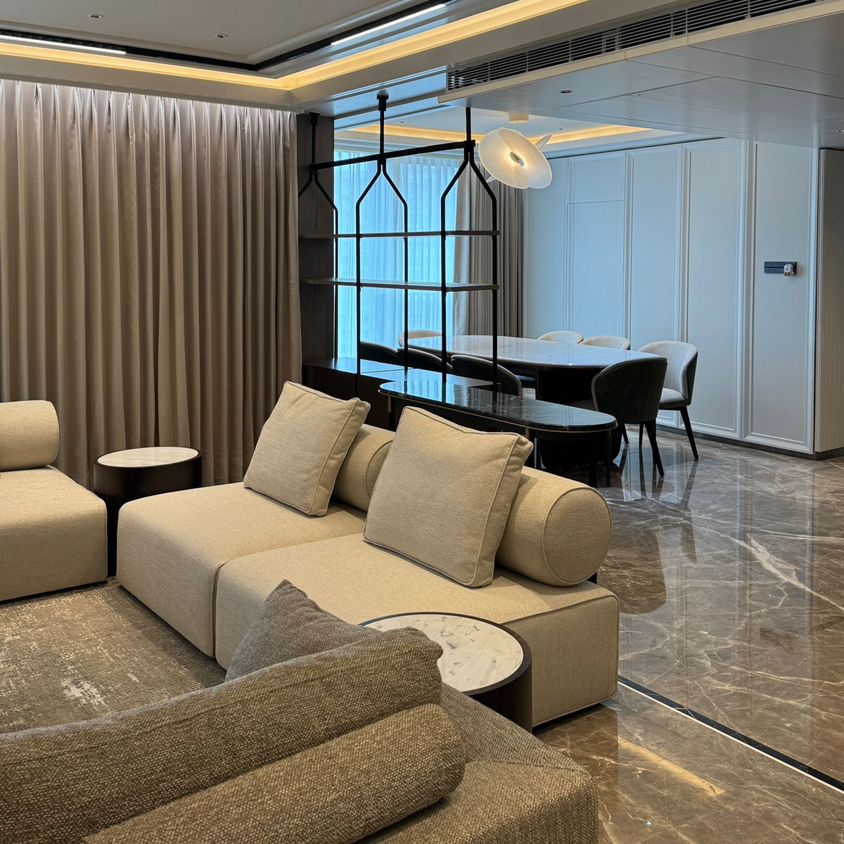 Design Stories: A modern living room with a comfortable modular sofa, a coffee table, and a television, creating a welcoming atmosphere.