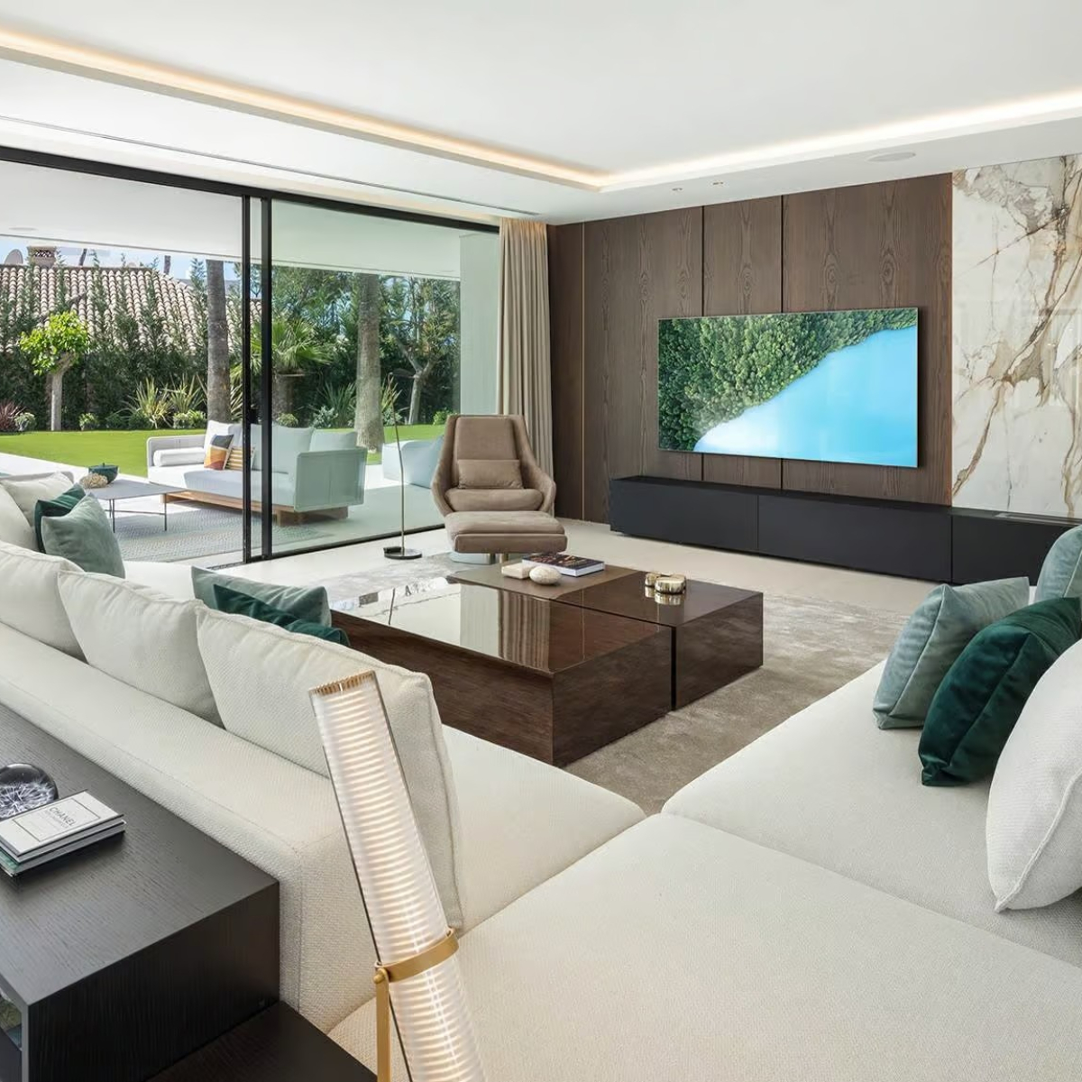 Modern living room design showcasing a large television as the focal point, complemented by stylish furniture. By Blanca Pera.